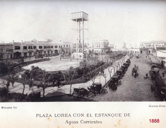 Plaza Lorea y estanque de aguas corrientes.